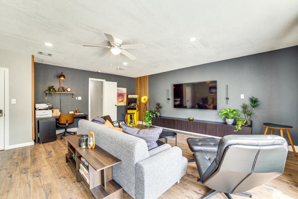 Μια τηλεόραση ή/και κέντρο ψυχαγωγίας στο Spacious Family Home, 5 Mi to Galleria Dallas!