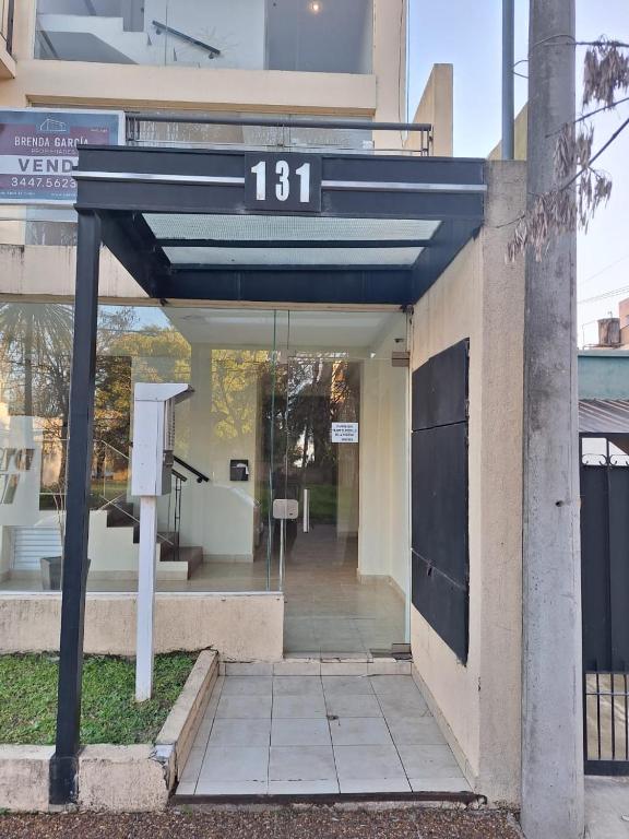 Facaden eller indgangen til Departamento Brown 131