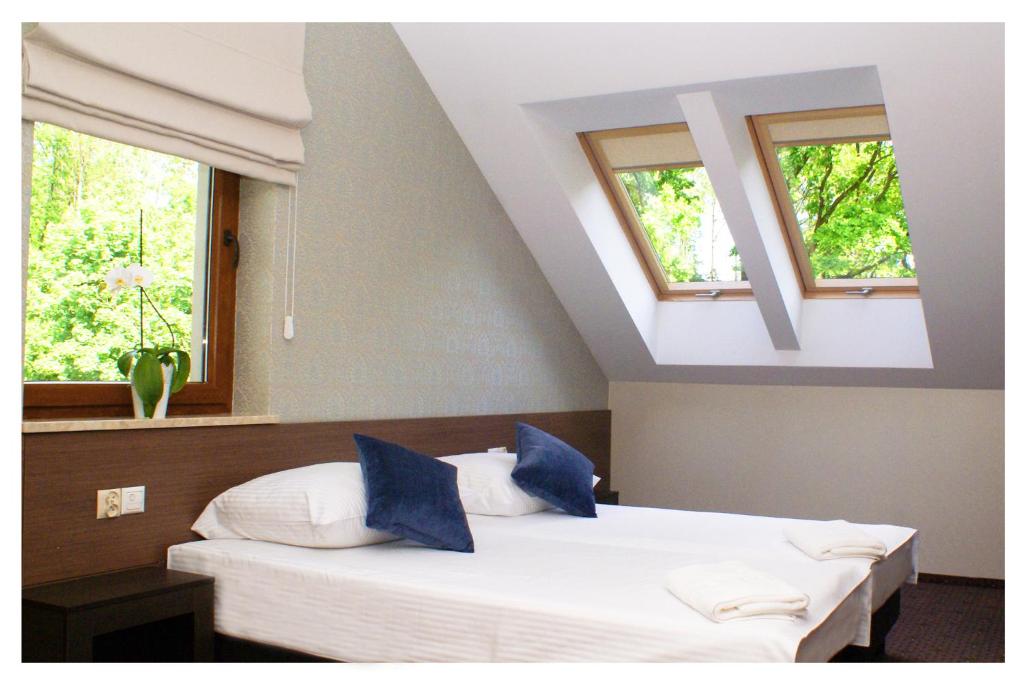 Posteľ alebo postele v izbe v ubytovaní Hotel Cztery Pory Roku