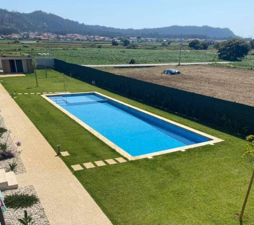 une image d'une piscine dans un champ dans l'établissement AgrelaBeach, à Marinhas