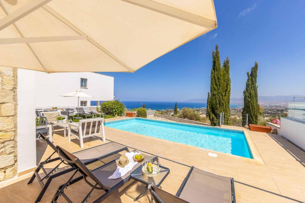 Swimmingpoolen hos eller tæt på Villa Latchi View