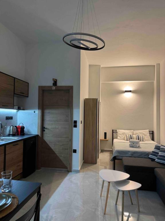 Una cocina o zona de cocina en Cozy house Marousi