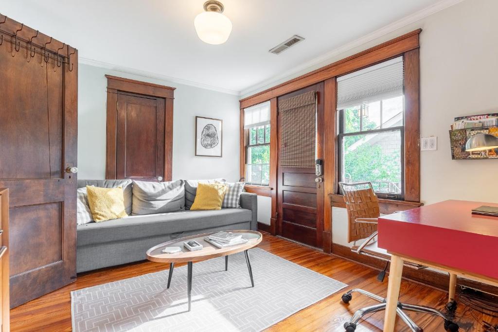een woonkamer met een bank en een tafel bij Boscobel Bungalow in Nashville