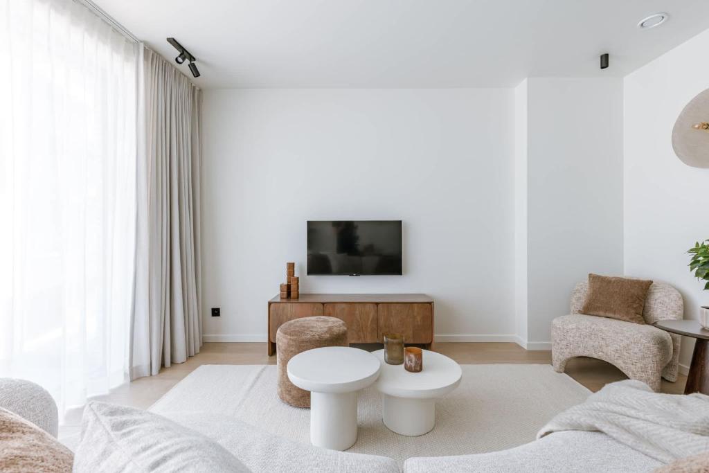 TV a/nebo společenská místnost v ubytování Elegant Design Apartment Liselot Near the Beach