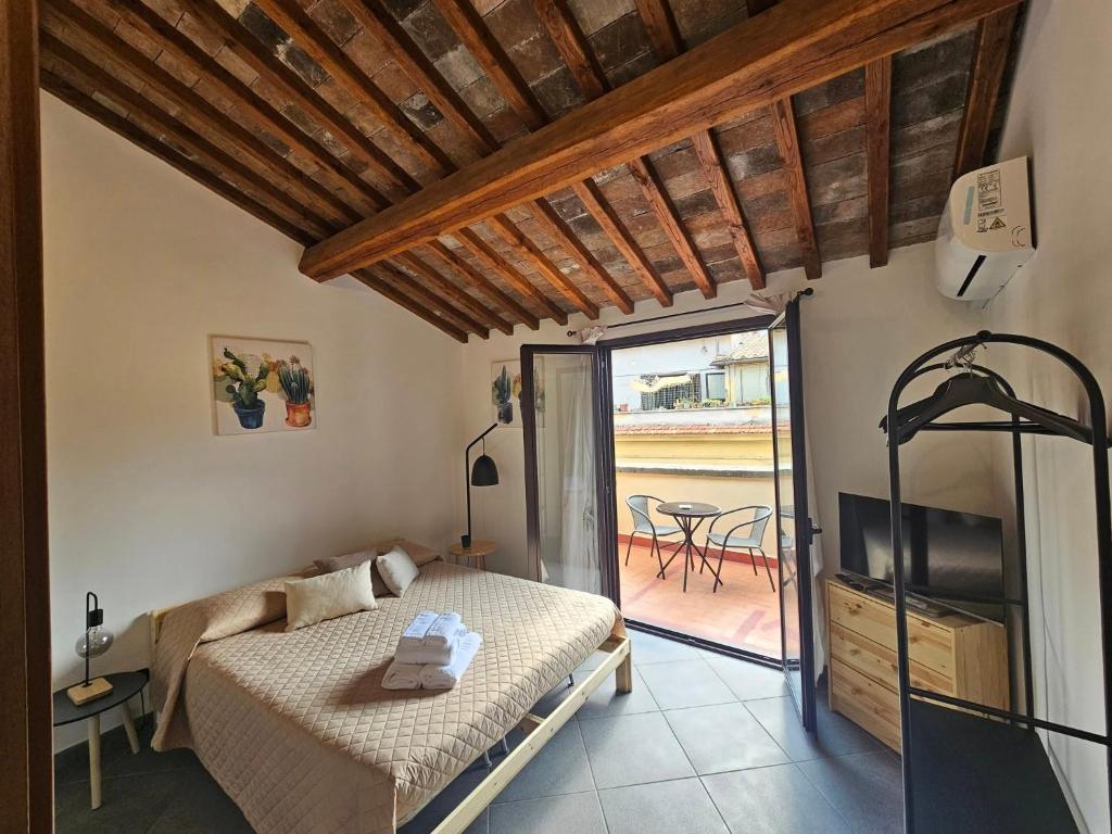 a bedroom with a bed and a balcony at Palazzetto dei Priori in Viterbo