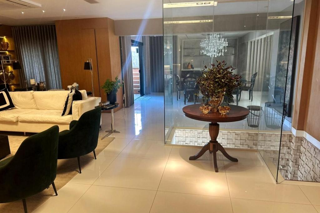 a living room with a couch and a table in a room at Cobertura Duplex, com 3 Suítes, Piscina e Área Gourmet in Belém