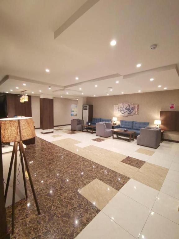 a large lobby with couches and a living room at همم للشقق المخدومة - الحمدانية جده -HMM Serviced Apartments in Jeddah