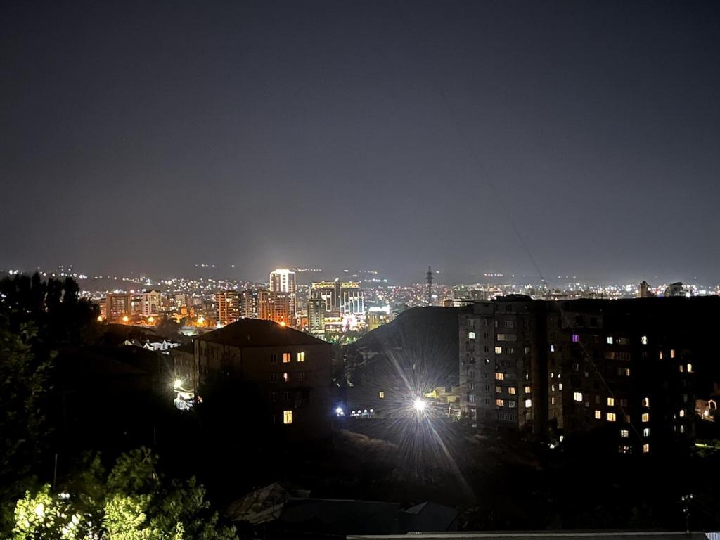 تصویر اتاق‌های Modern City-View Suite, 20-min Walk to Center - تصویر ۲