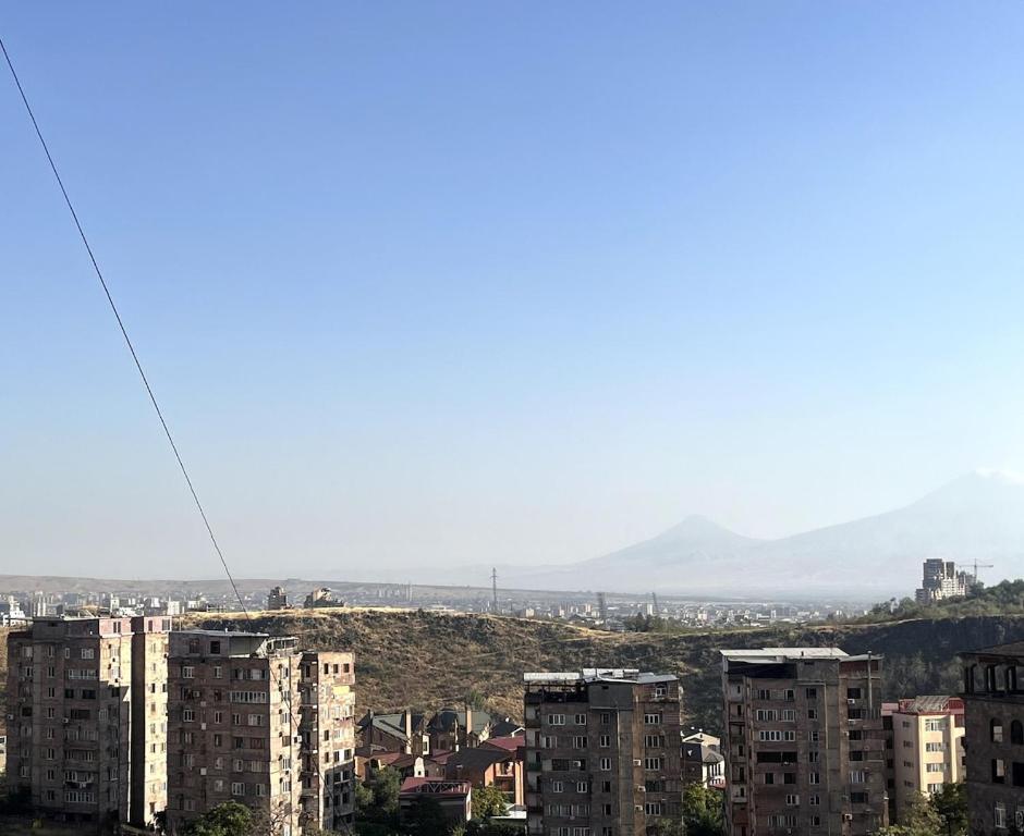 امکانات Modern City-View Suite, 20-min Walk to Center - تصویر ۴