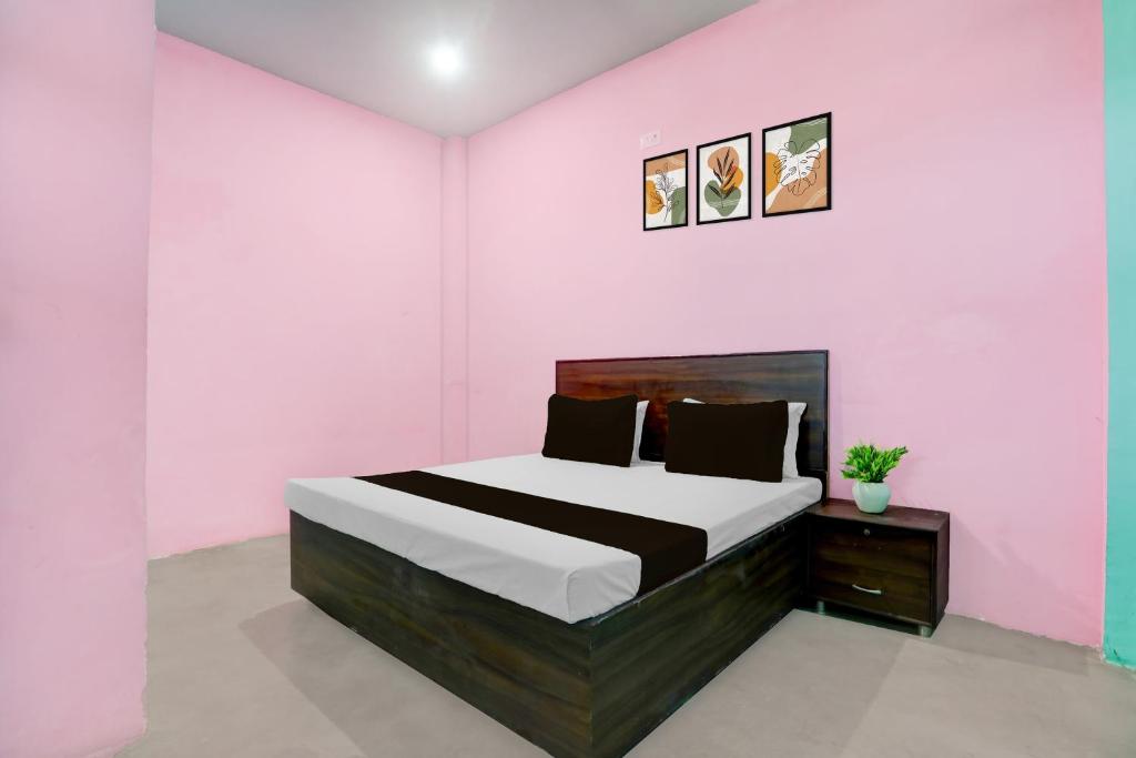 Ένα ή περισσότερα κρεβάτια σε δωμάτιο στο SPOT ON Mahal Guest House
