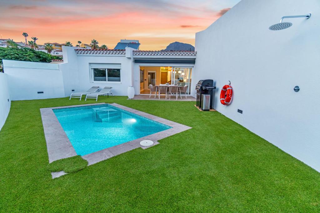 a villa with a swimming pool in a yard at Island Paradise in Adeje