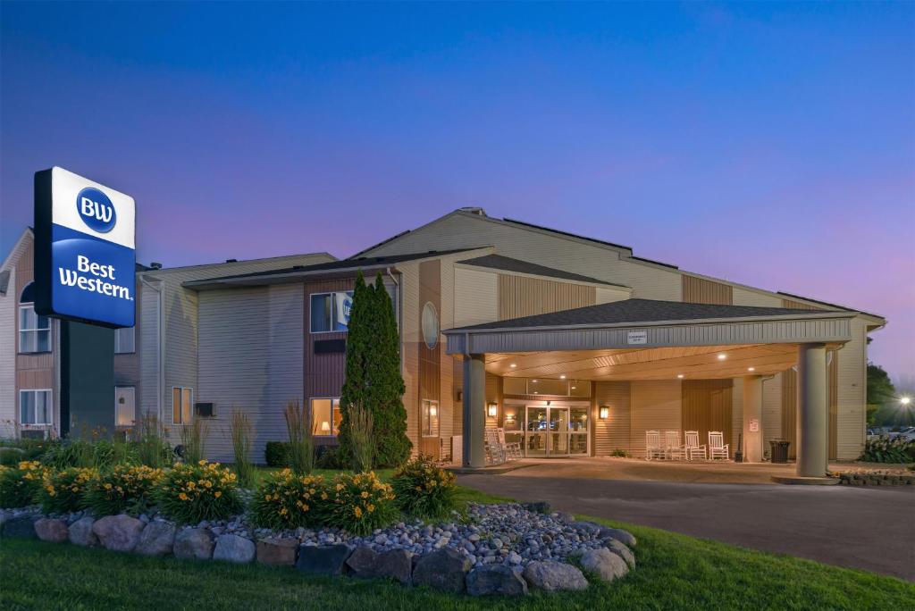 Best Western Lakewinds photo