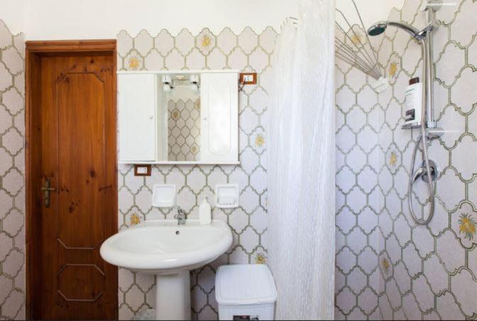 A bathroom at Trullo Abbracciavento
