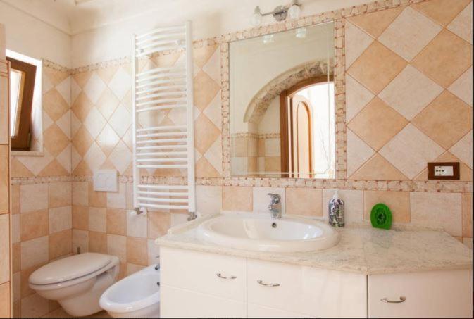 A bathroom at Trullo Abbracciavento
