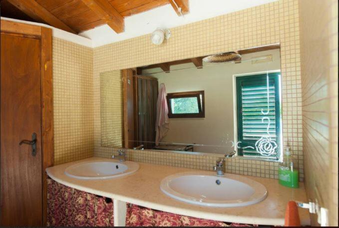 A bathroom at Trullo Abbracciavento