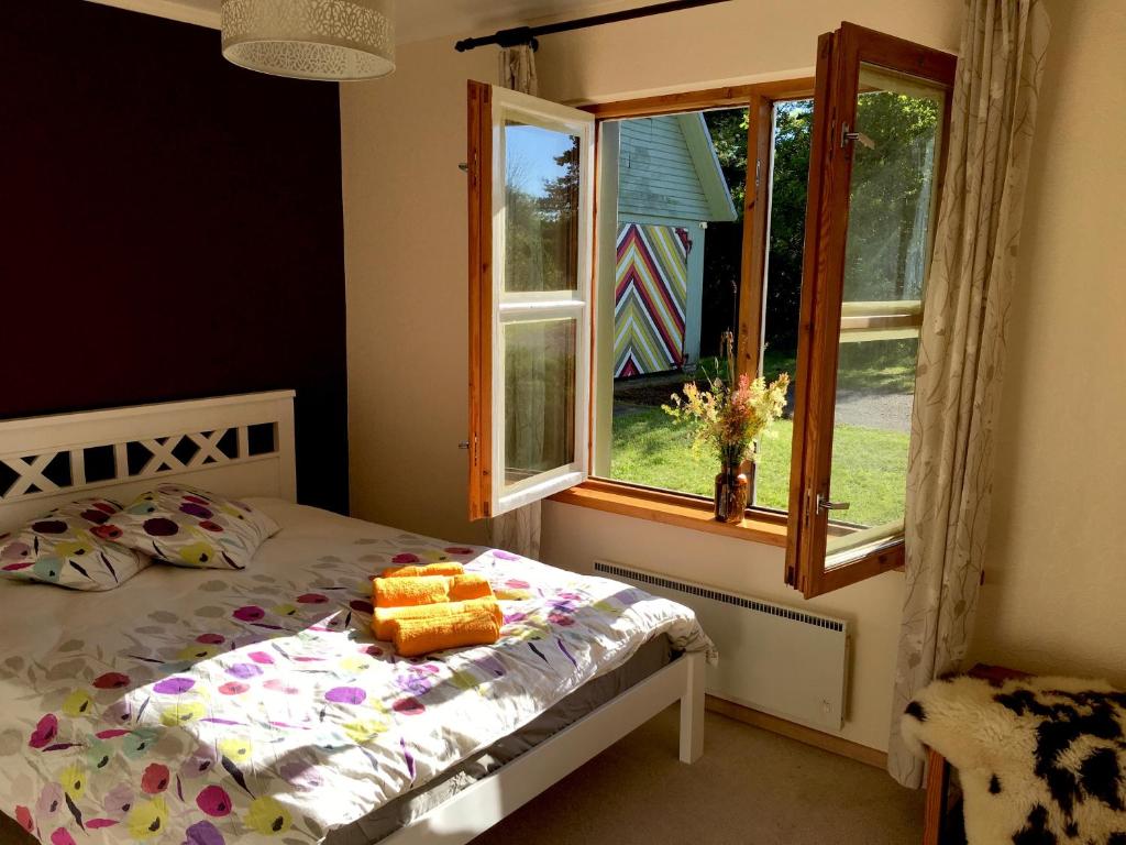 1 dormitorio con 1 cama frente a una ventana en Paadi puhkemaja, en Salinõmme