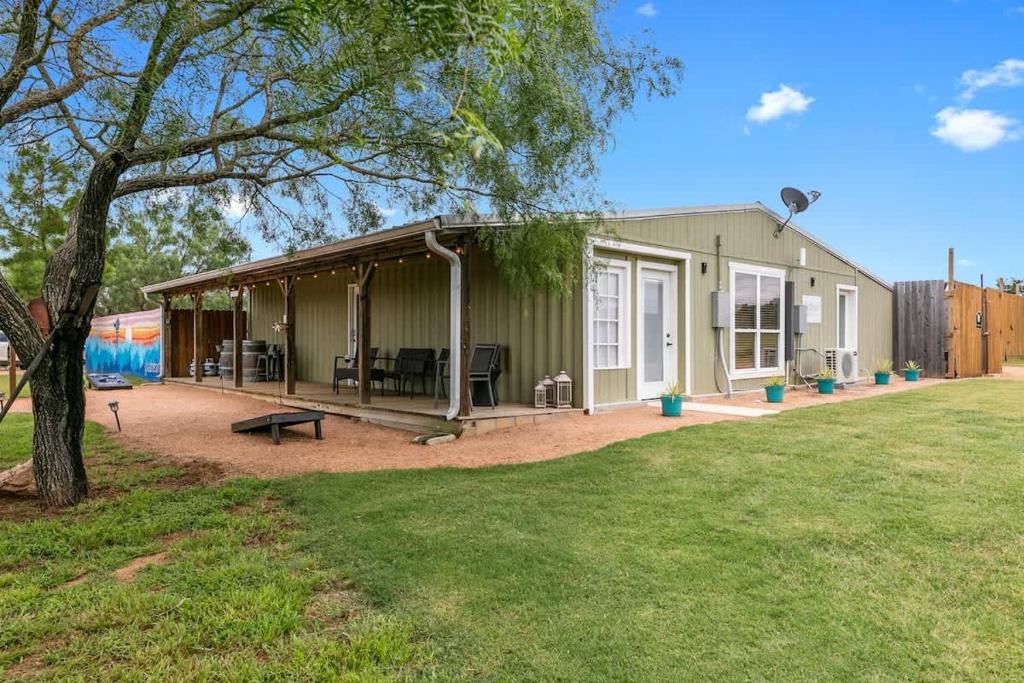 Κήπος έξω από το Willie the Modern Tiny Home w/Hot-tub & FireTable