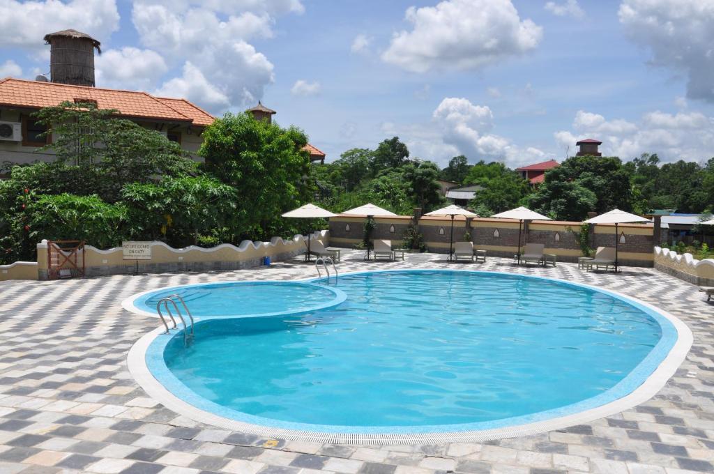 Bazén v ubytování Green Park Chitwan nebo v jeho okolí