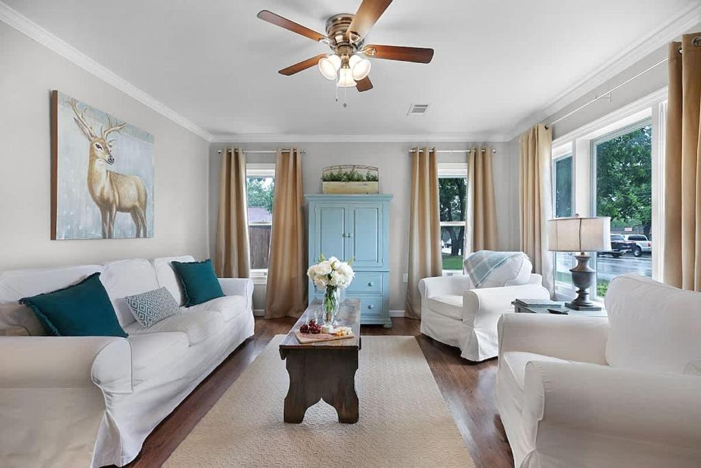 Khu vực ghế ngồi tại Charming Home Just 4 Blks from Main St!