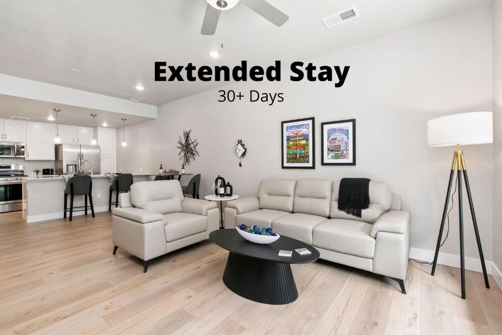 Northfield Old Town Flat with Attached Garage and EV في Buckingham: شقة إقامة ممتدة مكونة من غرفة معيشة ومطبخ