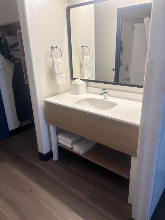 Spark by Hilton Lakewood Denver Southwest photo