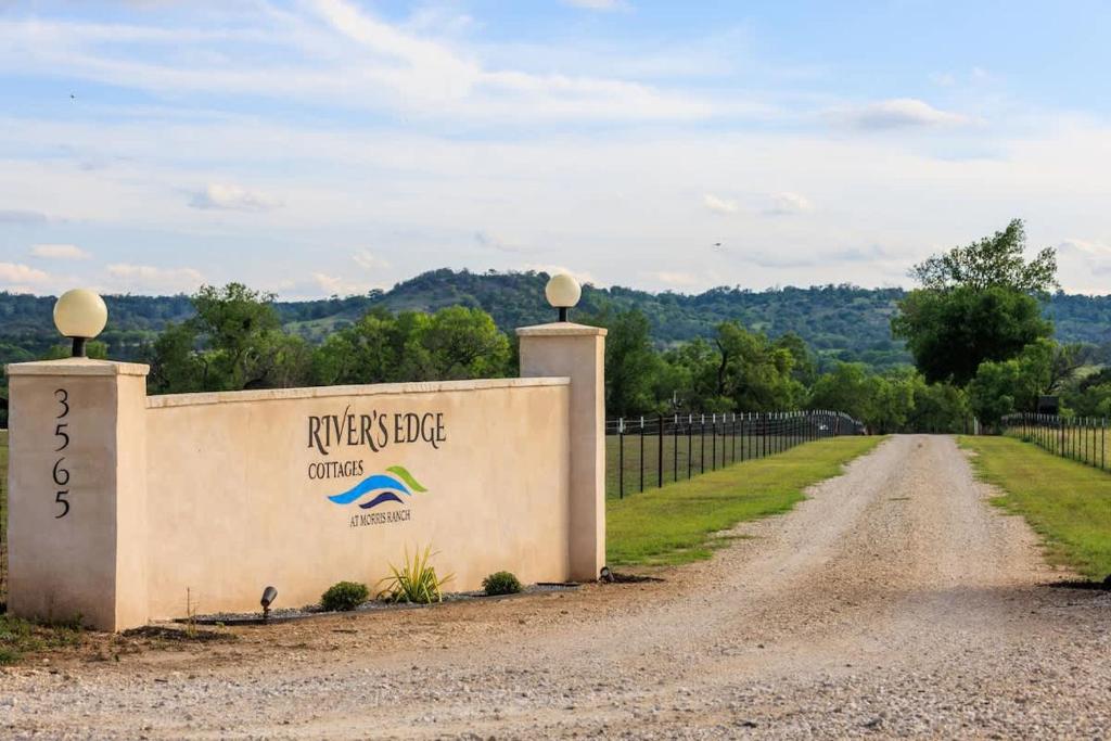 un cartello per il centro antidroga Newey su una strada sterrata di Winecup Waterfront Cottage a Morris Ranch