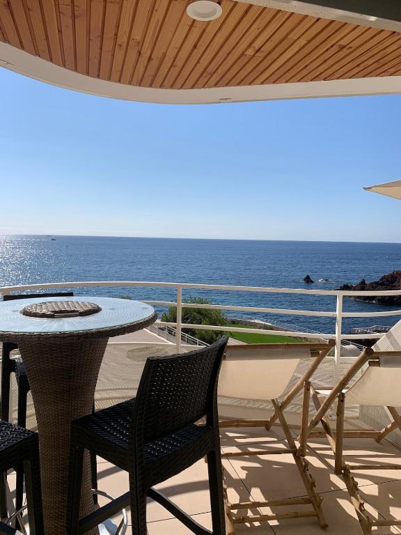 Grand studio terrasse vue mer pieds dans l'eau piscine