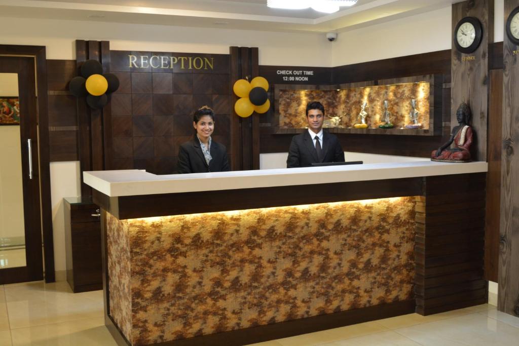 Členové personálu v ubytování The AVR Hotels & Banquets