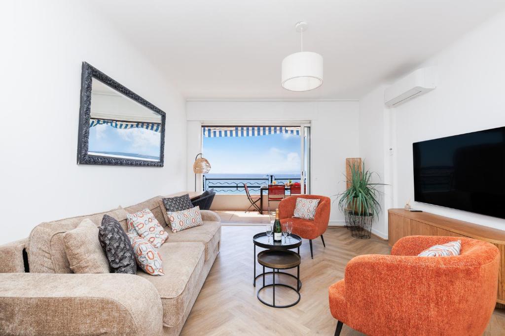 un salon avec un canapé, des chaises et une télévision dans l'établissement Palais des Iles YourHostHelper, à Cannes