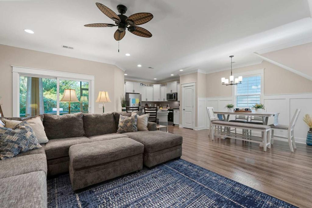 Posezení v ubytování Luxury Hilton Head Villa Getaway 4BR 3 Full BA 1 Half BA Beach Essentials Included