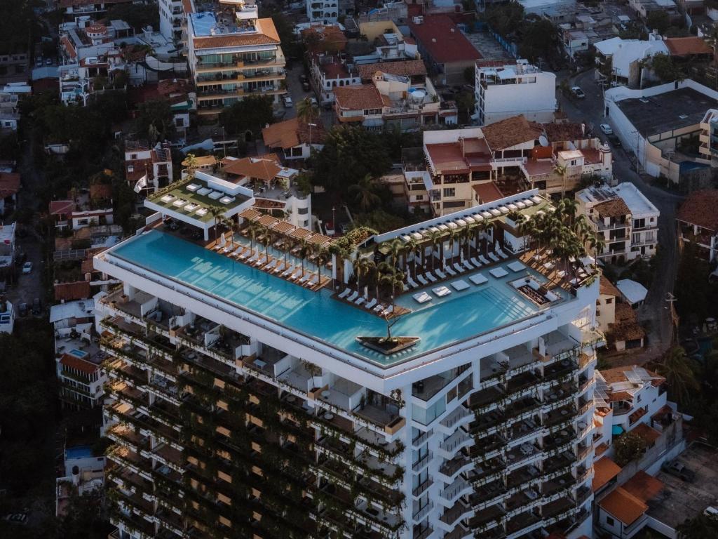 Una vista aérea de un edificio con piscina. en Maxwell Collection Romantic Zone, en Puerto Vallarta
