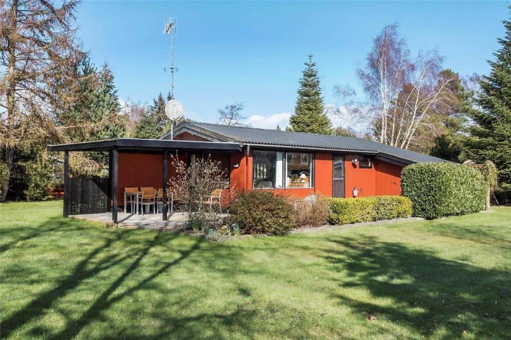 a small red house with a black roof at M21012-Gedser-Allingsgavevej-2 in Gedser