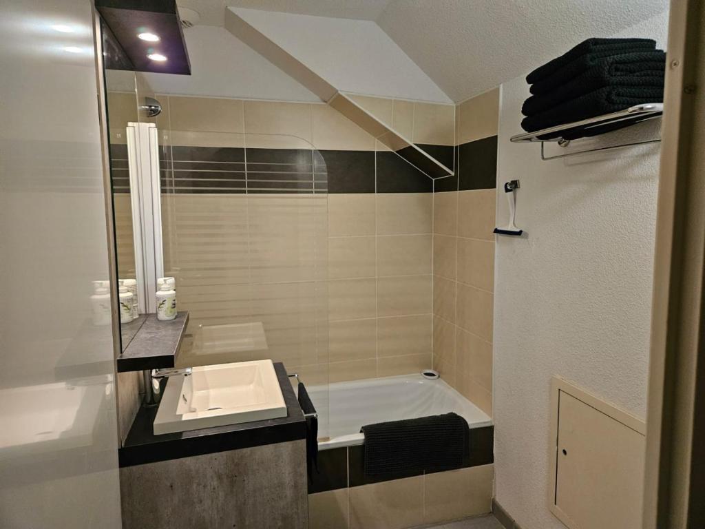 Ένα μπάνιο στο Studio cosy avec terrasse dans résidence avec piscine, proche thermes et centre ville