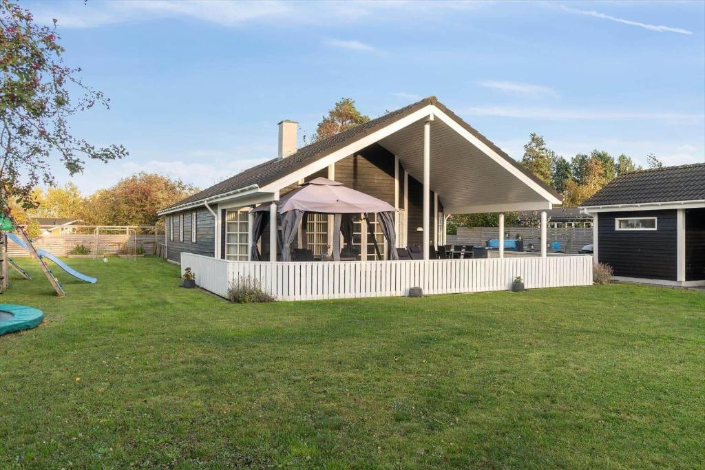 a house with a lawn in front of it at L26-Rodby-Tjornevaenget-9 in Rødby