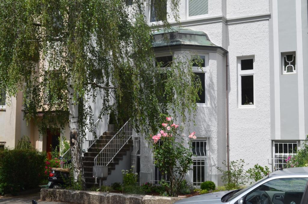 a white building with stairs in front of it at Apartment Philosophenviertel in Hannover