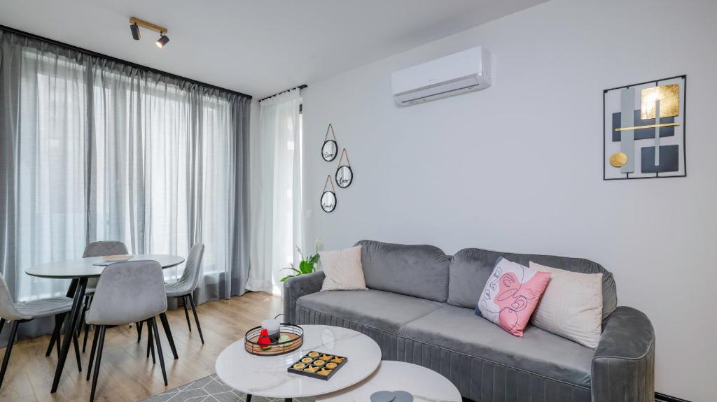 Image showcasing Fresh & Modern Apartment with Balcony by Flat Mаnager, Sofía (precios ...