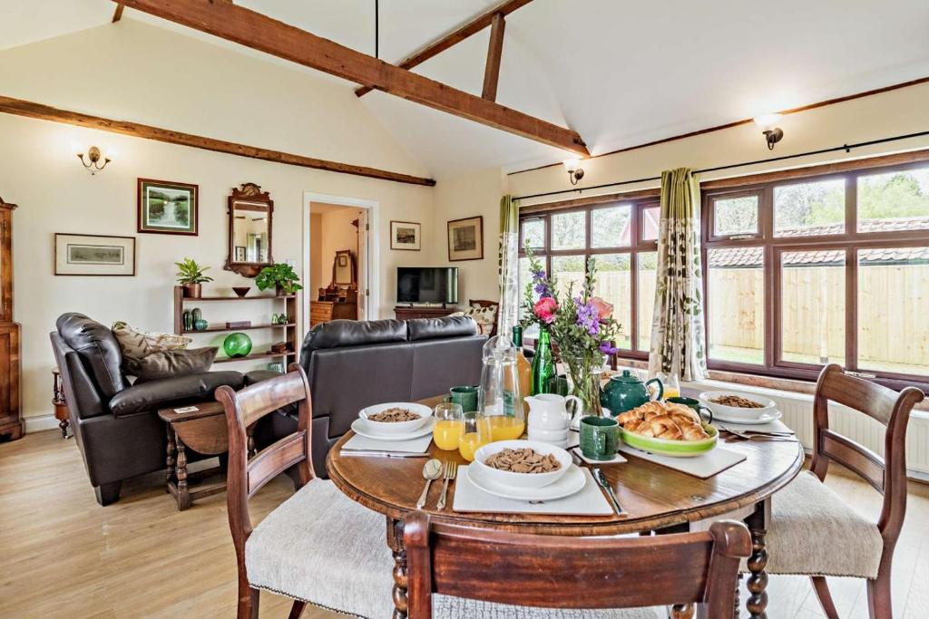 una sala da pranzo con tavolo e sedie di The White Horse Cottage a Saint James