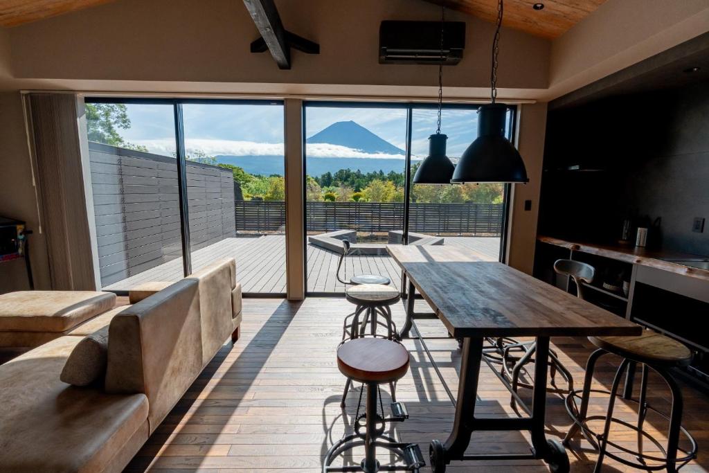 En generel udsigt til bjerge eller udsigt til bjerge taget fra feriehuset