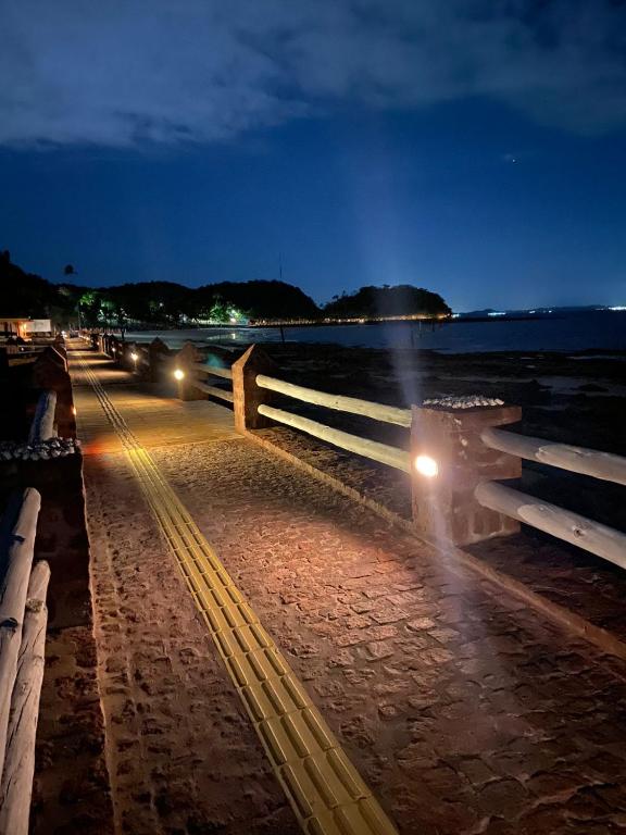 a street at night with cars on the road at Casa em frente a praia - Ilha dos Frades in Salvador