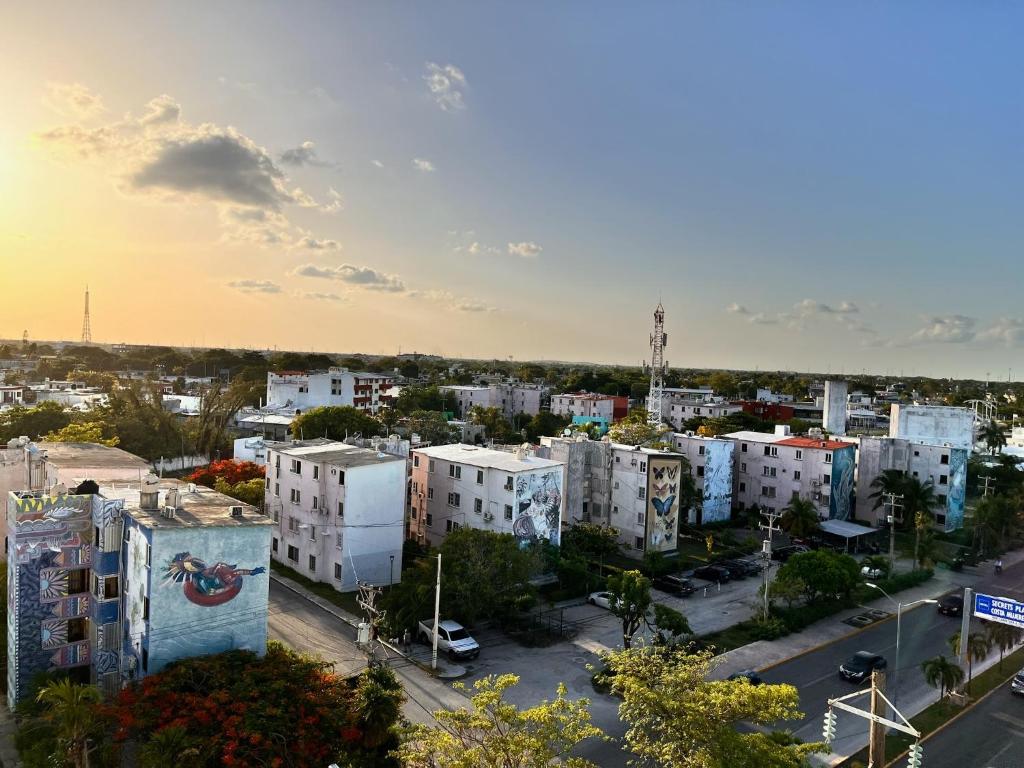 カンクンにあるDepartamento con Vistas y Albercaの高層ビルが立ち並ぶ都市の航空写真