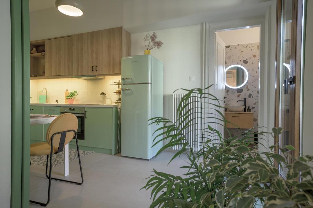 cocina con nevera verde y planta en In the Castle_Plus, en Ioannina