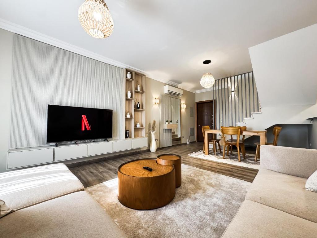 Μια τηλεόραση ή/και κέντρο ψυχαγωγίας στο 3BR Duplex With Rooftop in El Patio Casa Compound