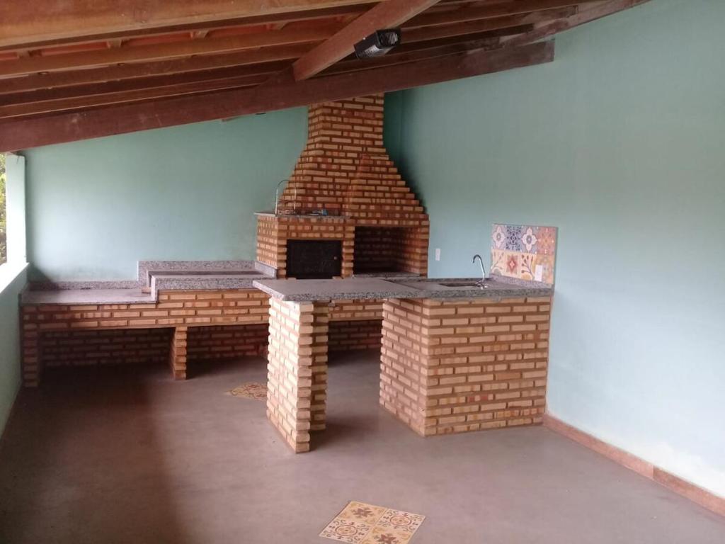 einen Backsteinofen in einem Zimmer mit Ziegelwand in der Unterkunft Recanto da Celinha - Casa em Tiradentes in Tiradentes