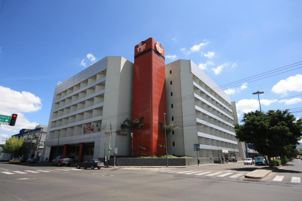 un edificio con una torre dell'orologio sul lato di esso di Hotel Mirabel a Querétaro