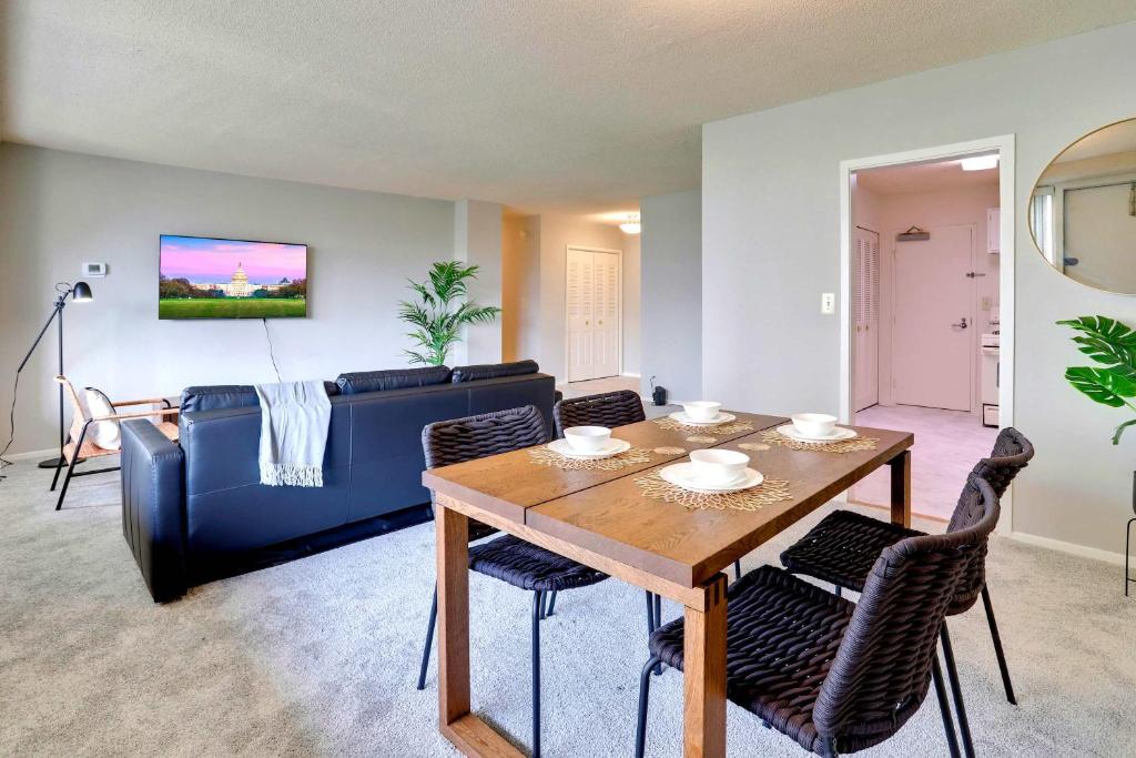 アーリントンにあるStylish Apt Near Metro w Gym - Close to DCのテーブルとソファのあるリビングルーム
