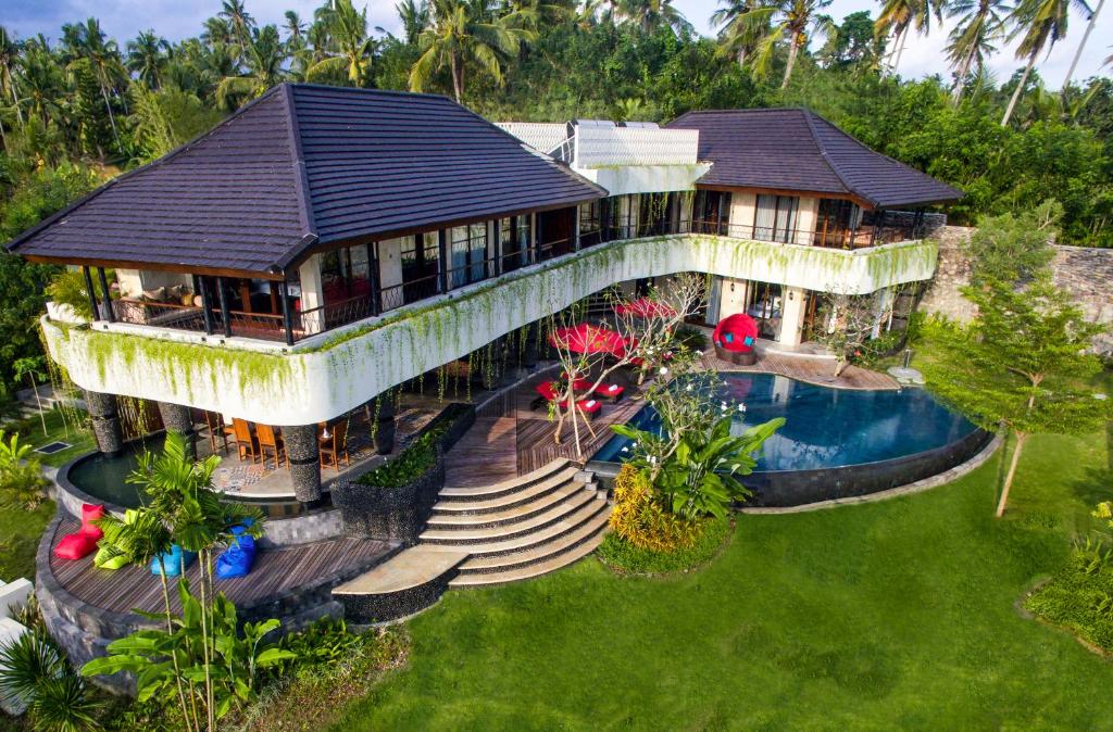 una vista aérea de una casa con piscina en Villa Delmara at Balian Beach, en Selemadeg