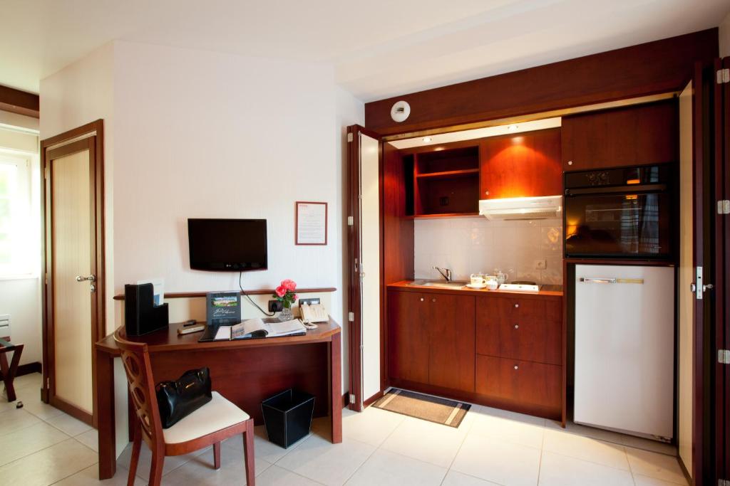 A kitchen or kitchenette at Hotel Spa La Malouini&egrave;re Des Longchamps - Saint-Malo