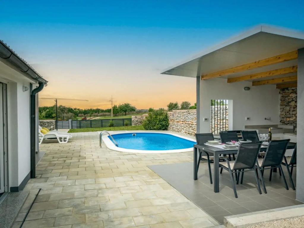 La alberca dentro o cerca de House Prenc