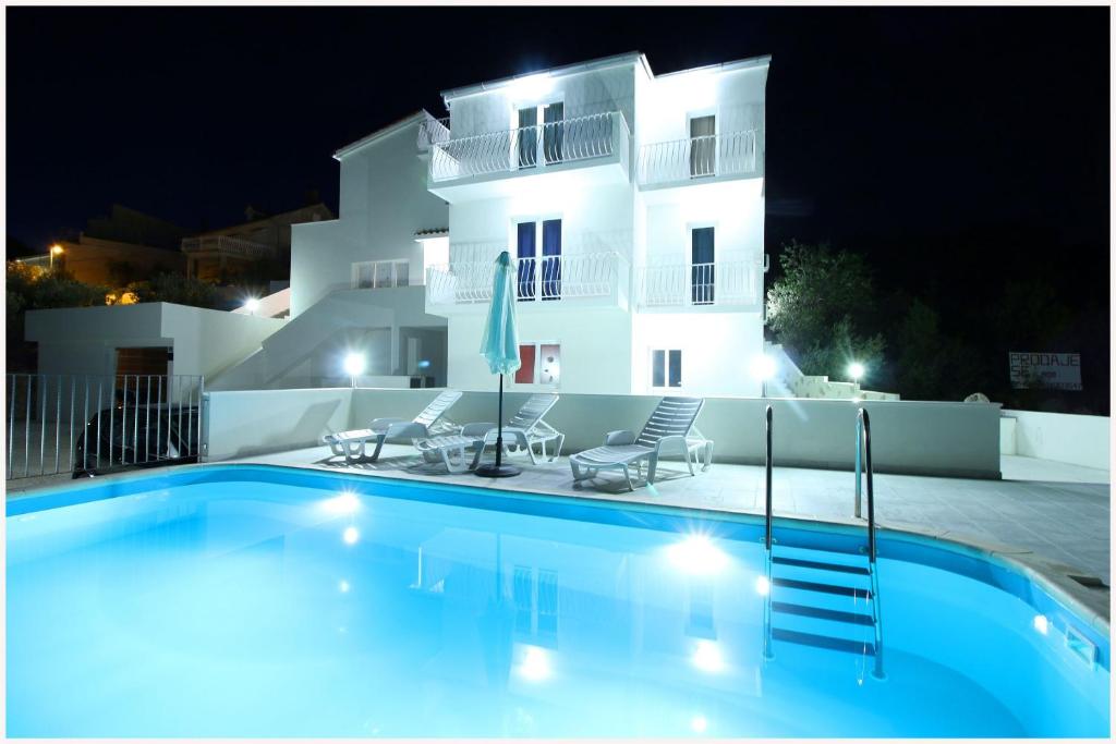 Swimmingpoolen hos eller tæt på Apartments HULJEV