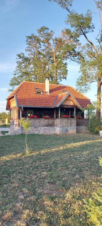 オトチャッツにあるCozy wooden house Robiniaの畑の赤屋根の家